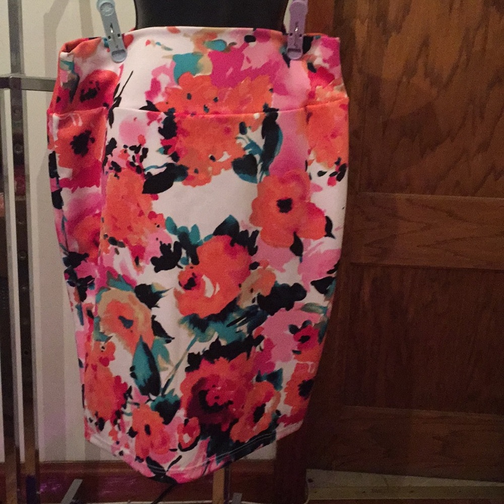 NEW COLORFUL PRINT SKIRT SIZE XL KNEE LENGTH